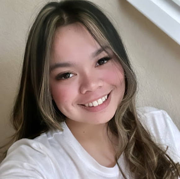 Profile Picture of Erika Gregorio (@erikairisgg) on Poshmark