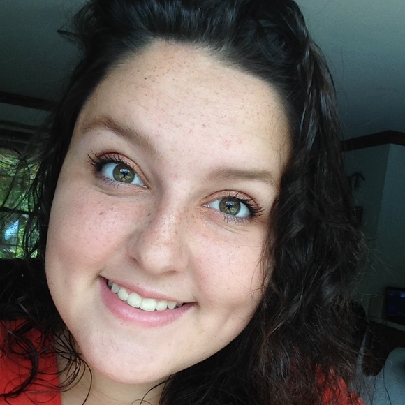 Profile Picture of Jenna Arnold (@jennaapple) on Poshmark