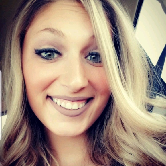 Profile Picture of Shelby Hendrixson (@shelbyanne06) on Poshmark