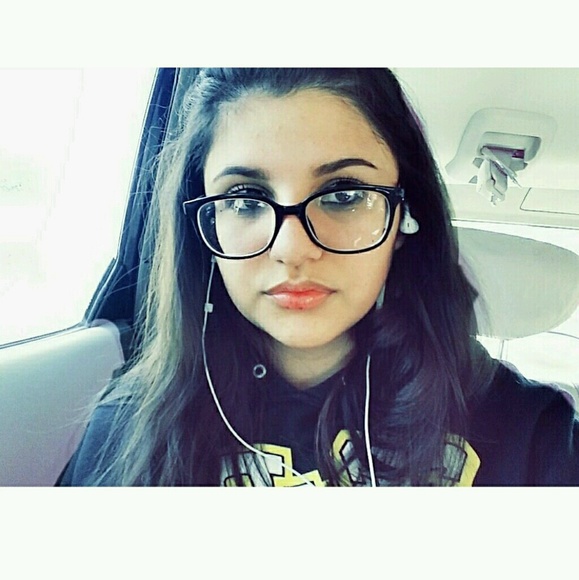 Daniela Valderrama - Poshmark Profile Picture of Daniela Valderrama (@danieladgaf) on Poshmark