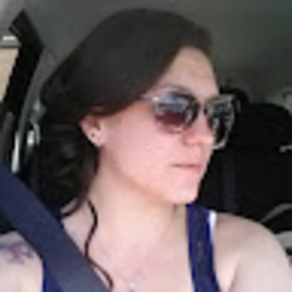 Profile Picture of Lisa Cabella (@lulueisla) on Poshmark