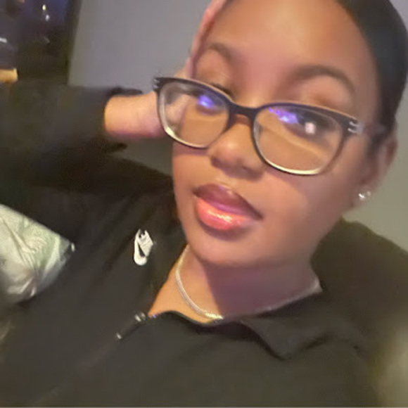 Profile Picture of Danielle Valdez (@daniellevald798) on Poshmark