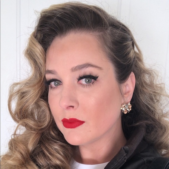 Profile Picture of Erin Wade (@ekgifford) on Poshmark