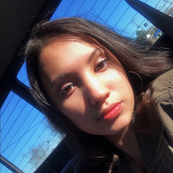 Profile Picture of Ariel Locklear (@ariel_rena) on Poshmark