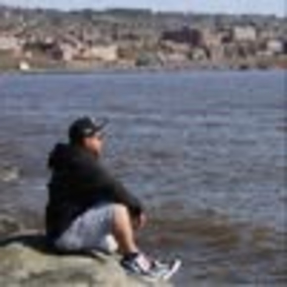 Profile Picture of Vue Vue (@vuemvue81) on Poshmark