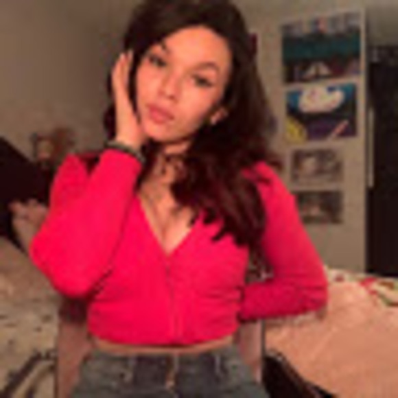 Profile Picture of Phoebe Brajdic (@phoebebrajdic) on Poshmark