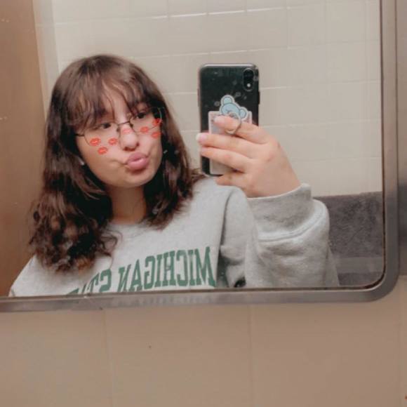 Profile Picture of Rose Summers (@rosee_summers) on Poshmark