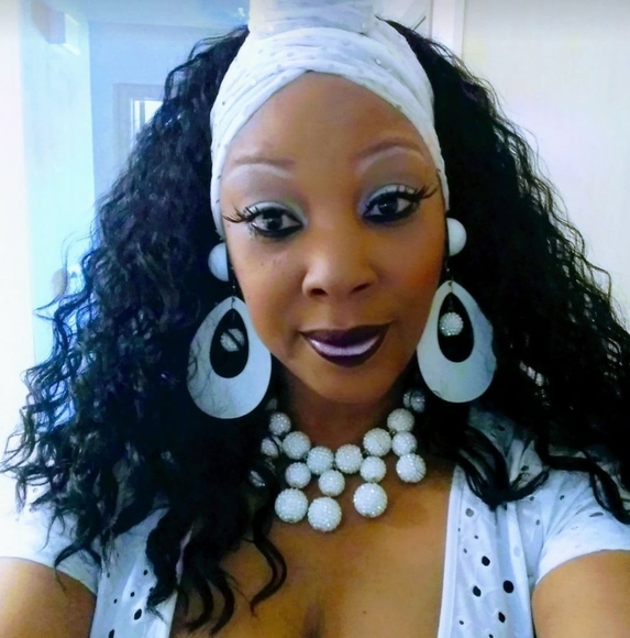 Profile Picture of Jacqueline Hicks (@tallandpretty) on Poshmark