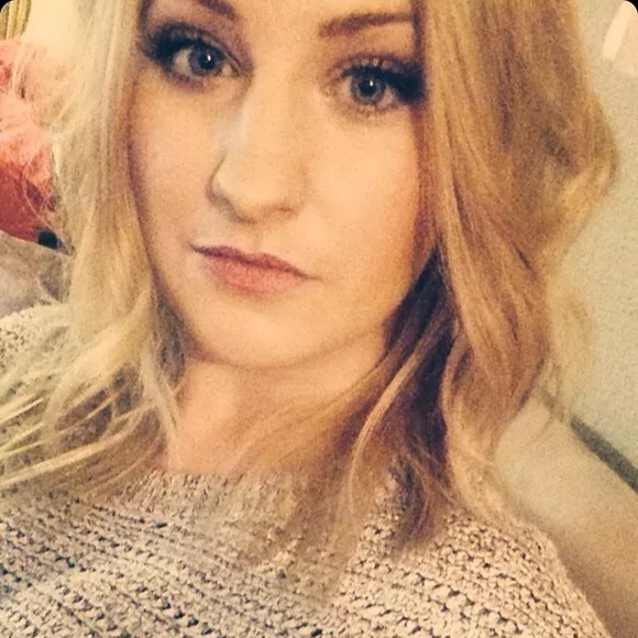 Profile Picture of Jayne Patterson (@itsjayniegirl) on Poshmark