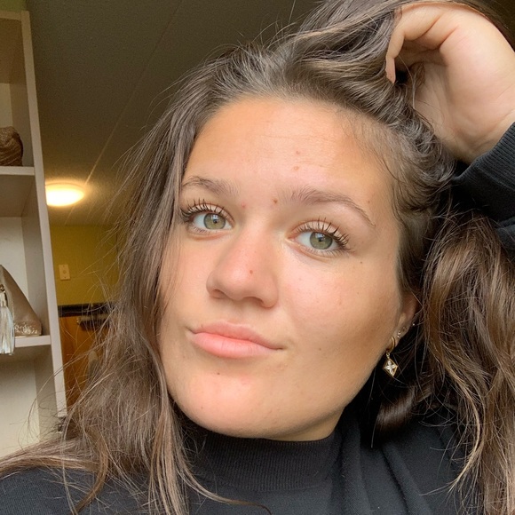 Profile Picture of Jinnae Ferras (@jgferras) on Poshmark