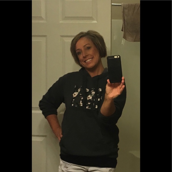 Profile Picture of Kim Stout (@kastout41) on Poshmark