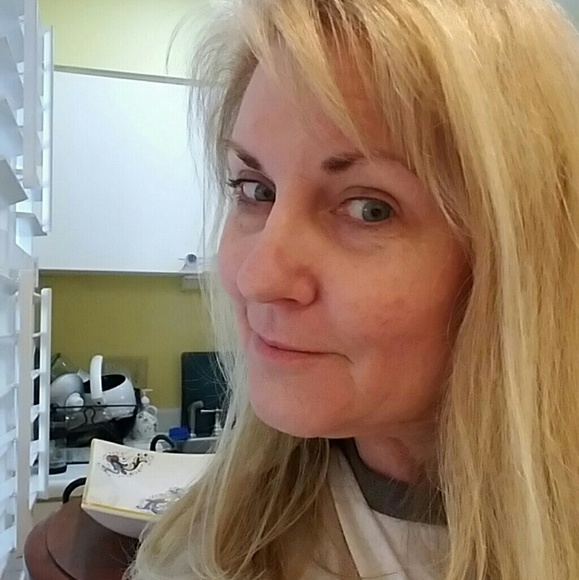 Profile Picture of Stephanie Brandquist (@stephaniebr2017) on Poshmark