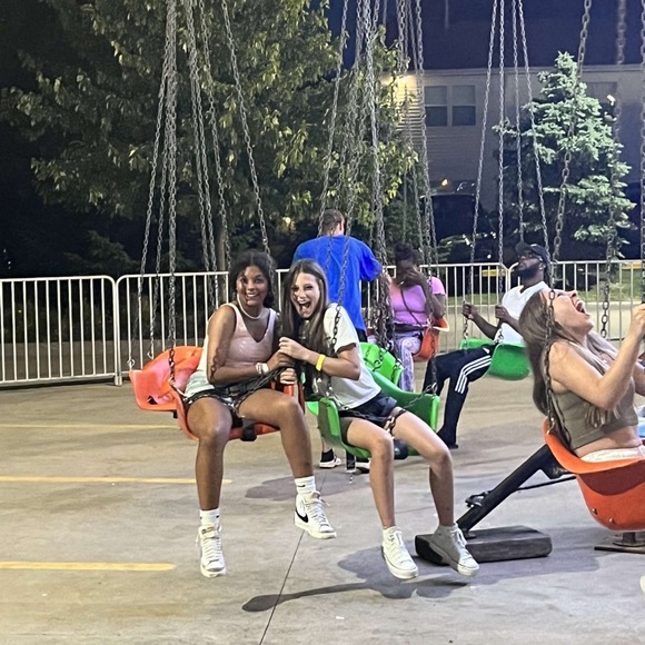 Profile Picture of Vivian Kelps (@viviankelps) on Poshmark