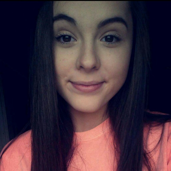 Profile Picture of Leah Walsh (@leahhwalsh) on Poshmark