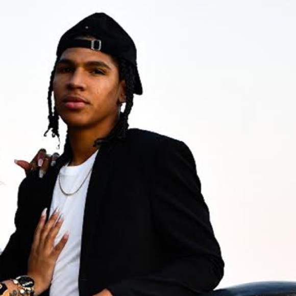 Profile Picture of Paulinho Santos (@paulinho_santos) on Poshmark