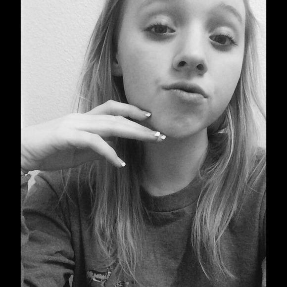 Profile Picture of Rosie Mckinzey (@mckinzeyrrr) on Poshmark