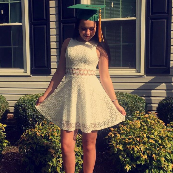 Profile Picture of Julia Jones (@juliaajones1999) on Poshmark