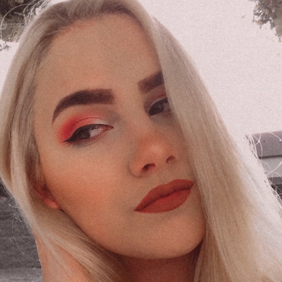 Profile Picture of Carly Morelli (@carlymorelli) on Poshmark