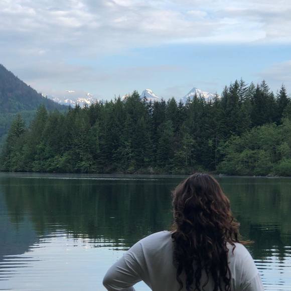 Profile Picture of Arezo Alakozai (@zoeyzaii) on Poshmark