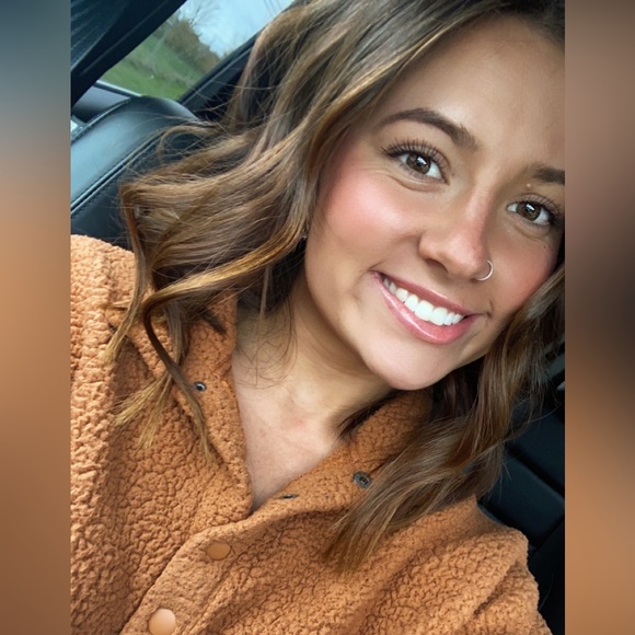 Profile Picture of Allison Howard (@alhoward8) on Poshmark