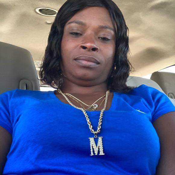 Profile Picture of Miranda Sinclair (@randass12) on Poshmark