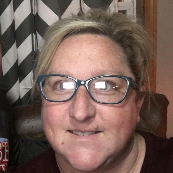 Profile Picture of April Hansen (@ahansen1014) on Poshmark