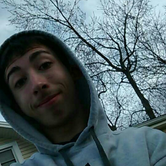 Profile Picture of Andrew Grillot (@andrewgrillot17) on Poshmark