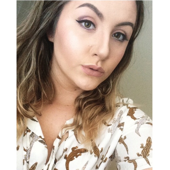 Profile Picture of Juliana Burns (@julestagram527) on Poshmark