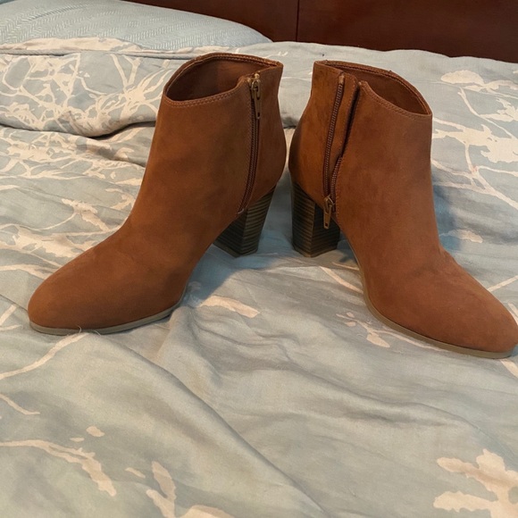 Profile Picture of Analise Rached (@esilana) on Poshmark