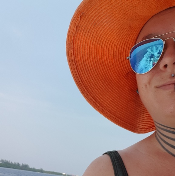 Profile Picture of Faye-marie Crooke (@fayesface) on Poshmark