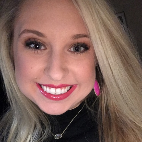 Profile Picture of Amanda Tierce (@ahtierce1) on Poshmark