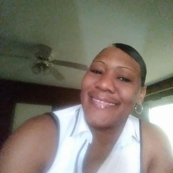 Profile Picture of Kelly Dew (@kelzthugs) on Poshmark