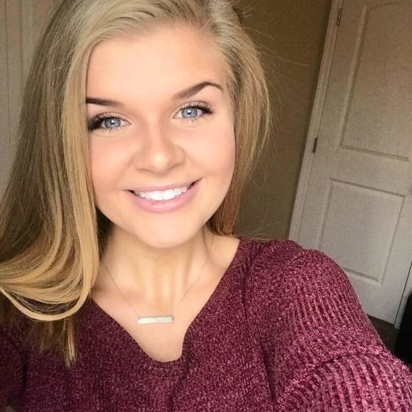 Profile Picture of Ivey Stillinger (@iveyrachelll) on Poshmark