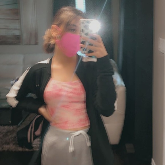 Profile Picture of Alisa Jakubovic (@alisajakubovic) on Poshmark