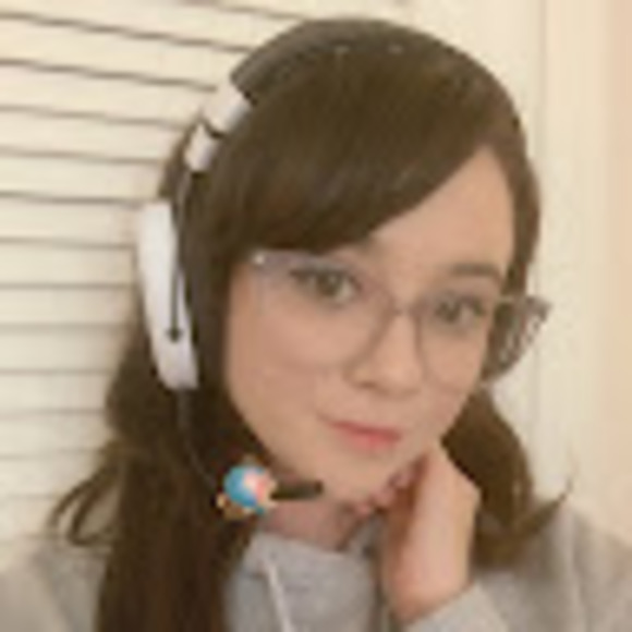 Profile Picture of Sarah Eales (@sarah_eales) on Poshmark