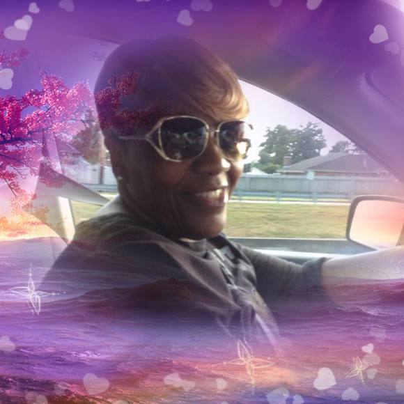 Profile Picture of Eva Miles (@evamiles33) on Poshmark