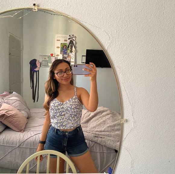 Profile Picture of Cristal Castaneda (@cristalcastaned) on Poshmark