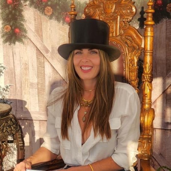 Profile Picture of Leanna Necochea (@leannatay) on Poshmark