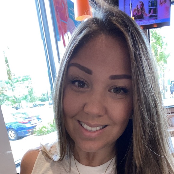 Profile Picture of Ashlee Kierzek (@ashleekierzek) on Poshmark