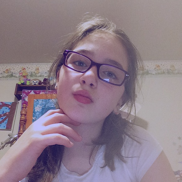 Profile Picture of Emily Detterbeck (@edetterbeck25) on Poshmark