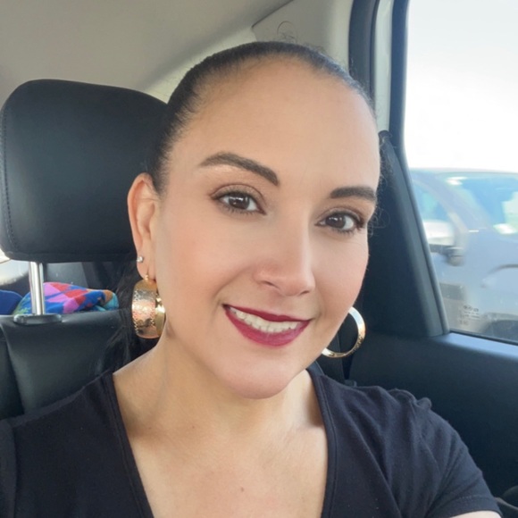 Profile Picture of Ivy Gonzalez (@poyziniv) on Poshmark