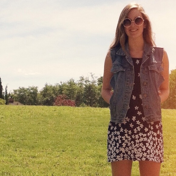 Profile Picture of Sophia Walsh (@_sofacouch) on Poshmark