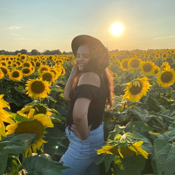 Profile Picture of ! morgan Reigler (@morganmarie10) on Poshmark
