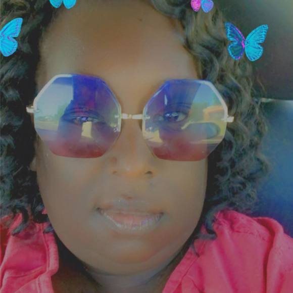 Lakesha Hollenquest - Poshmark Profile Picture of Lakesha Hollenquest (@makenlee29) on Poshmark