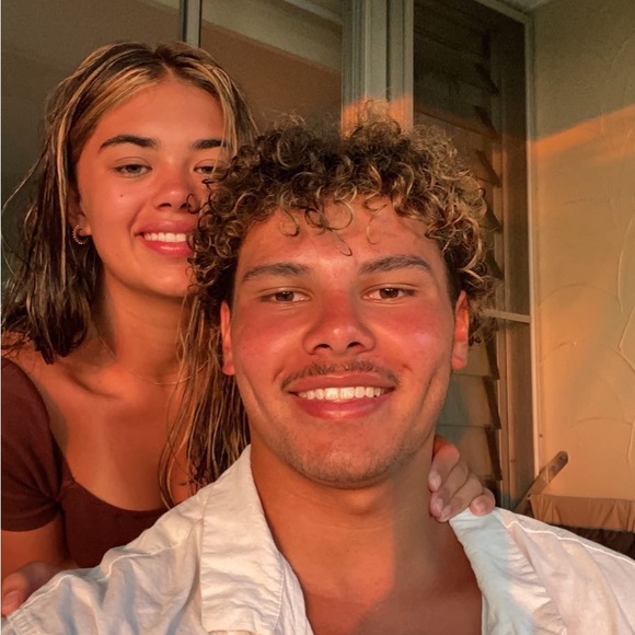 Profile Picture of Izahleah Teaweawe (@izahleahxox) on Poshmark