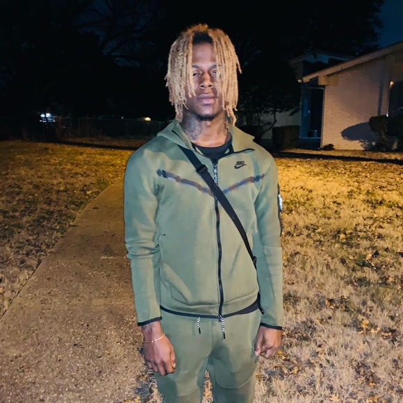 Profile Picture of Satch Shops (@1dimeee) on Poshmark