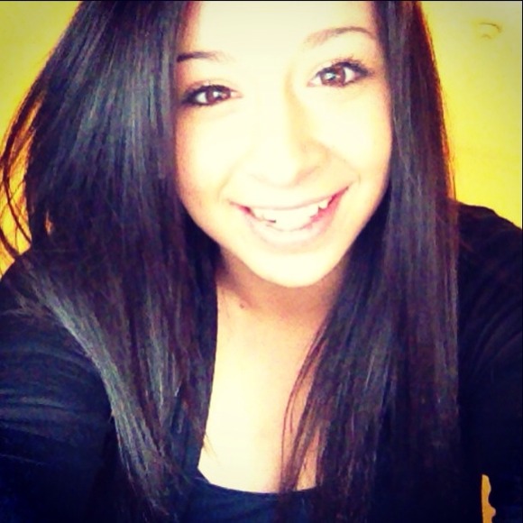 Profile Picture of Amanda Lerro (@lerrbear) on Poshmark