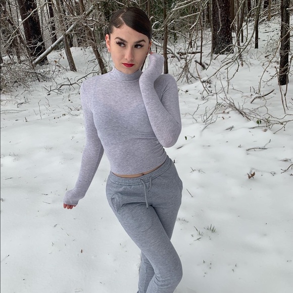 Profile Picture of Valarie Moore (@valarxe) on Poshmark