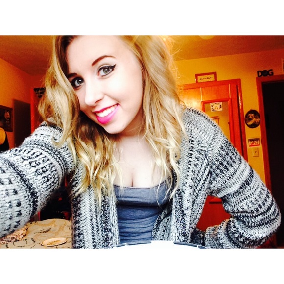 Profile Picture of Amanda Shaffer (@amandashaffer13) on Poshmark