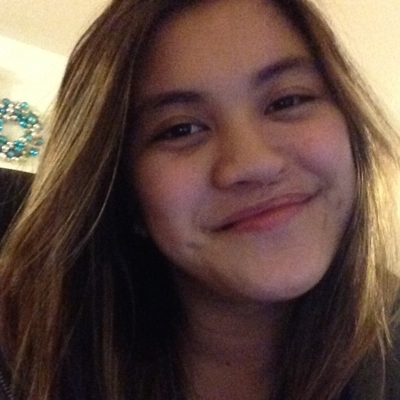 Profile Picture of Nikki Ramos (@nikkiraamos) on Poshmark